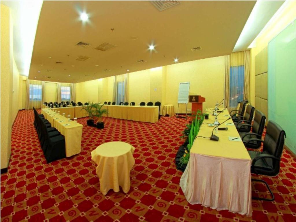 Grand Basko Hotel Padang  Bagian luar foto