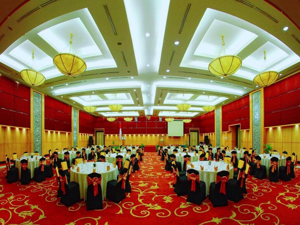 Grand Basko Hotel Padang  Bagian luar foto