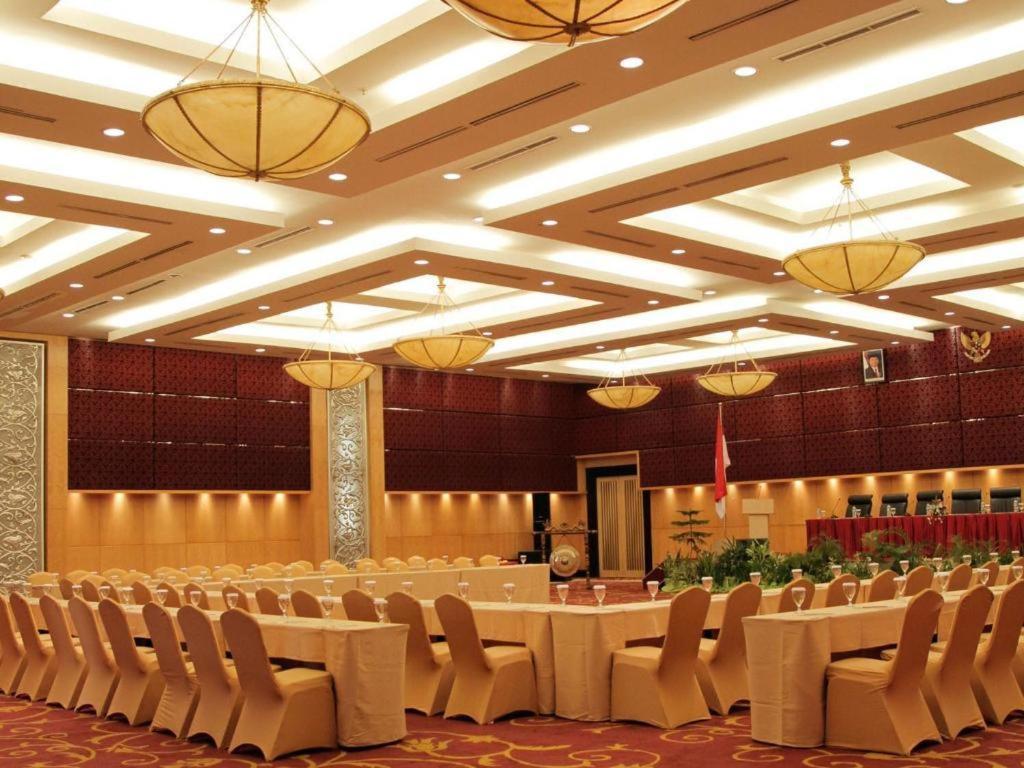 Grand Basko Hotel Padang  Bagian luar foto
