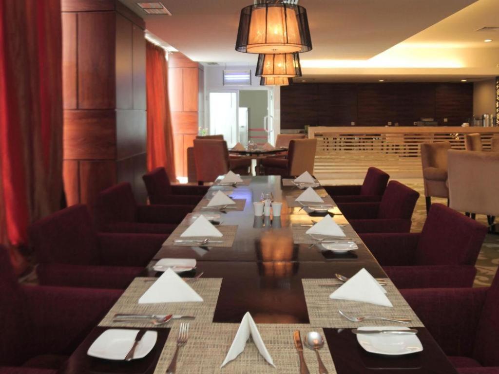 Grand Basko Hotel Padang  Bagian luar foto