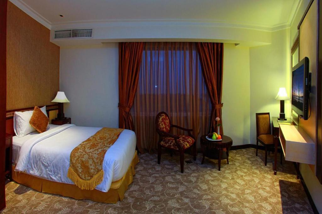 Grand Basko Hotel Padang  Bagian luar foto
