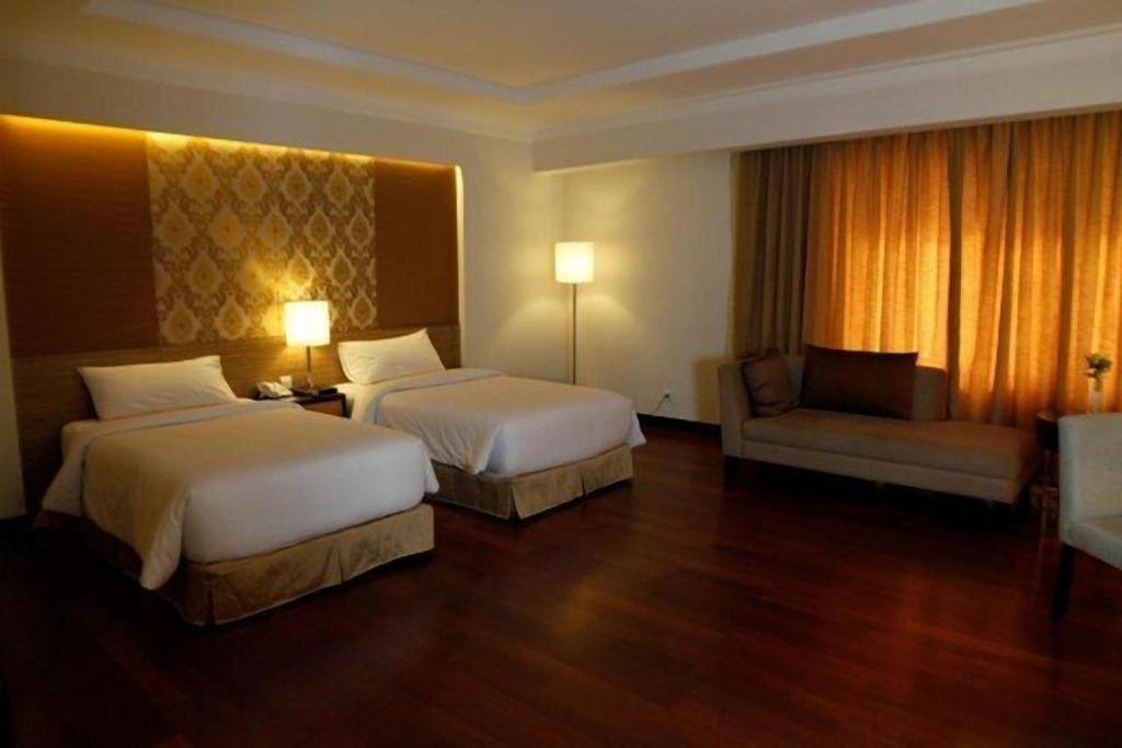 Grand Basko Hotel Padang  Bagian luar foto