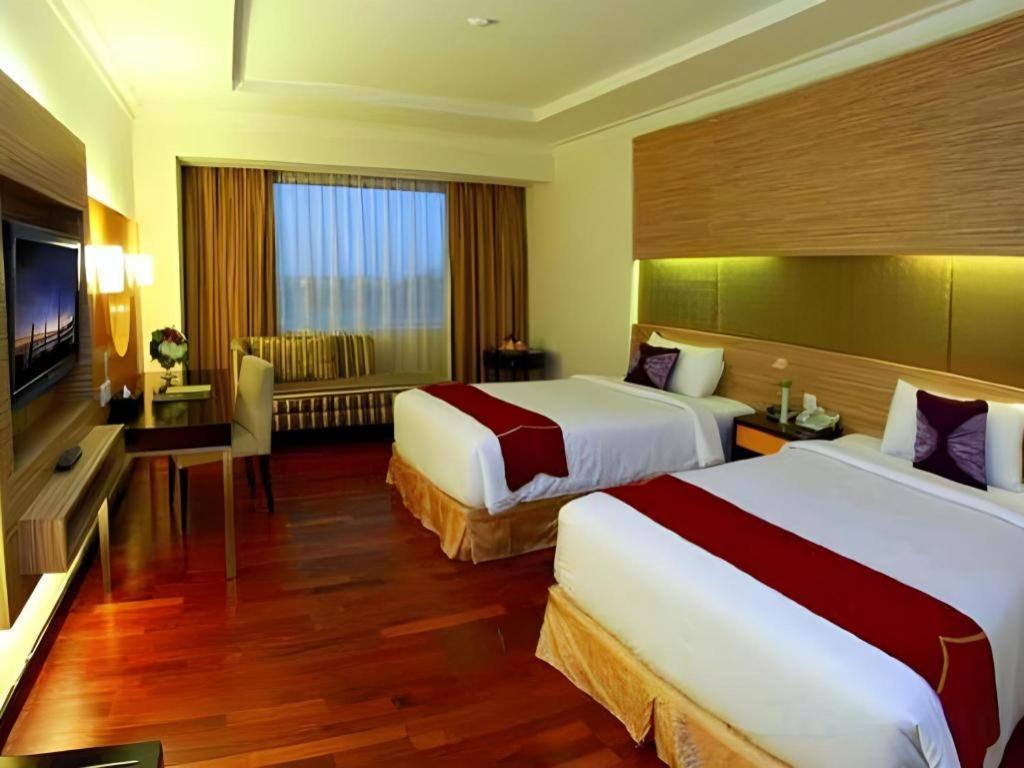 Grand Basko Hotel Padang  Bagian luar foto