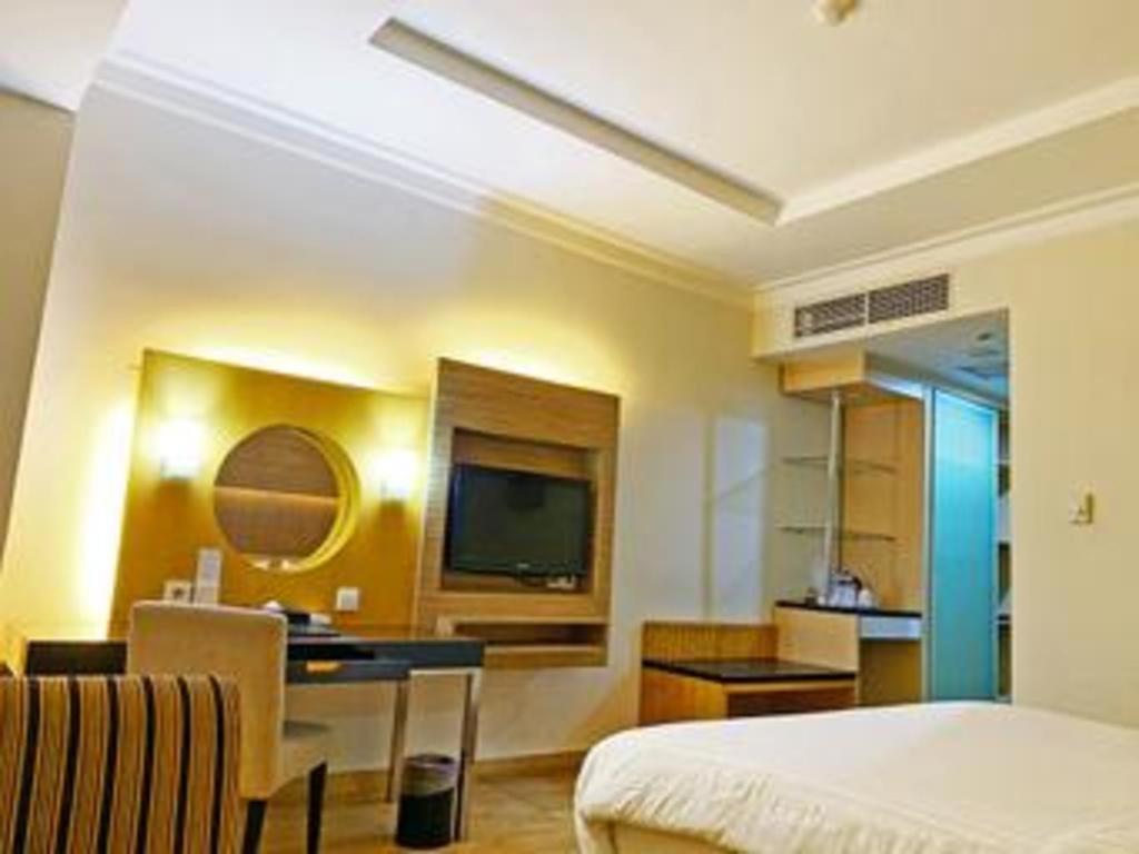 Grand Basko Hotel Padang  Bagian luar foto