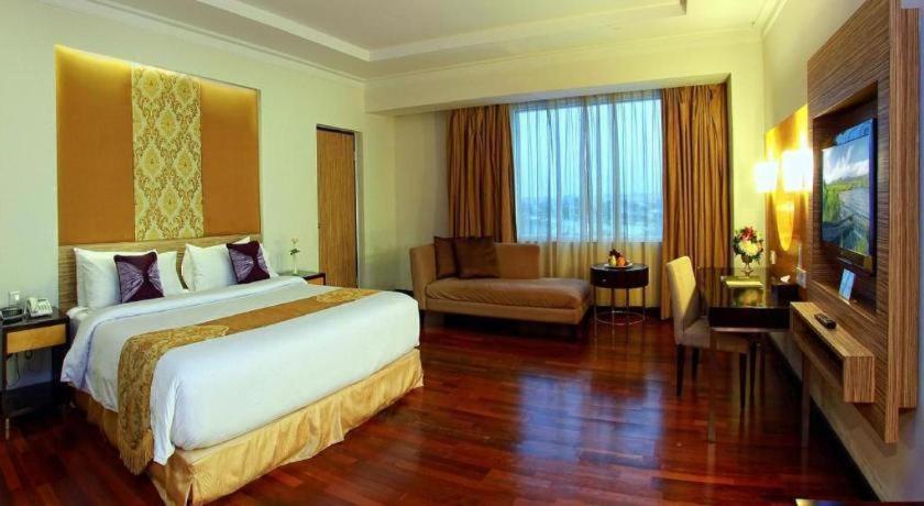 Grand Basko Hotel Padang  Bagian luar foto