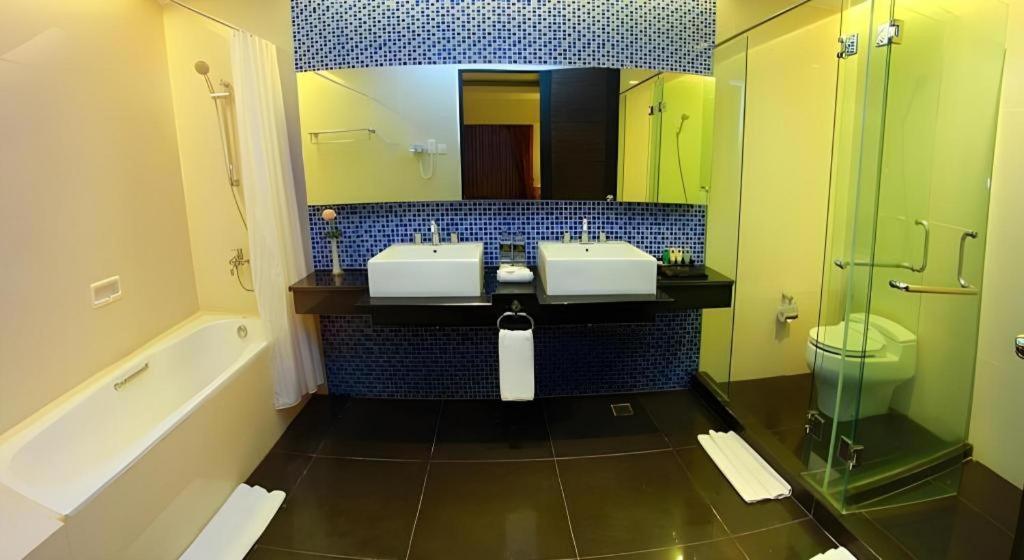 Grand Basko Hotel Padang  Bagian luar foto